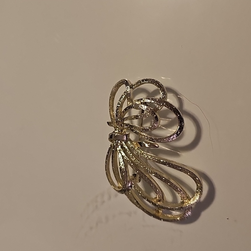 Elegant Gold-Tone Bow Brooch